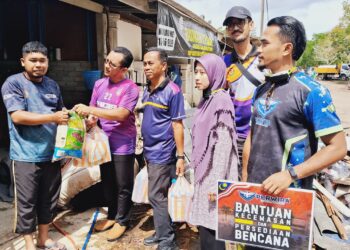 NOR Adila Mohd. Noor (dua, kanan) menyantuni salah seorang mangsa banjir di Taman Rakyat, Dungun, Terengganu, hari ini. - UTUSAN/NIK NUR IZZATUL HAZWANI NIK ADNAN