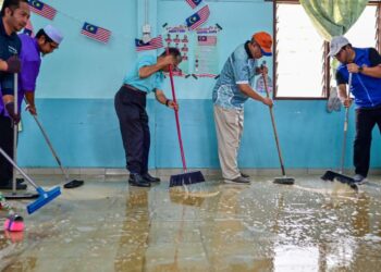 ZULKIFLI Hasan (kanan) bersama sukarelawan Yadim menyertai gotong-royong pada Program Madani Prihatin di Sekolah Rendah Islam Al-Amin, di Kuala Nerus, Terengganu, hari ini. - UTUSAN/PUQTRA HAIRRY ROSLI