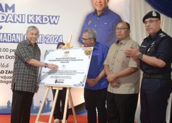 Ahmad Zahid Hamidi menandatangani plak Kampung Angkat MADANI (KAM) Kementerian Kemajuan 
Desa dan Wilayah (KKDW) Kampung Sungai Betul, Bagan Datuk pada Majlis Tautan Desa MADANI KKDW 
di SK Sungai Betul, Kg. Sungai Betul, Bagan Datuk, semalam. – UTUSAN/ZULFACHRI ZULKIFLI