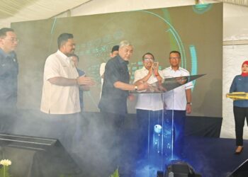 AHMAD Zahid Hamidi menandatangani plak perasmian Kompleks Lateks Agropolitan Chemomoi, di Chemomi, Bentong, Pahang. – utusan/SHAIKH AHMAD RAZIF