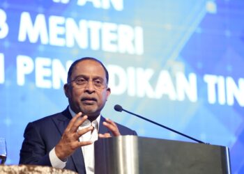 ZAMBRY Abdul Kadir bercakap dalam Majlis Menandatangani Nota Kerjasama di antara Kementerian Pertahanan dan Kementerian Pendidikan Tinggi bertempat di Dewan Perkasa, Wisma Perwira hari ini.