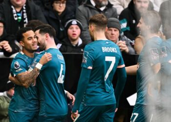 JUSTIN Kluivert (kiri) diraikan rakan sepasukan selepas menjaringkan gol ketika berdepan Newcastle dalam aksi Liga Perdana Inggeris.- AFP