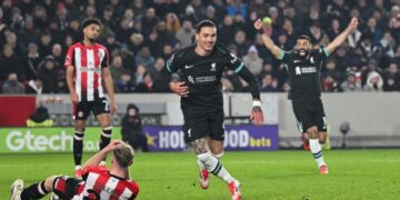 DARWIN Nunez (tengah) meledak dua gol ketika Liverpool menumpaskan Brentford dalam aksi Liga Perdana Inggeris (EPL).- AFP