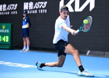 PEMAIN Itali, Lorenzo Sonego ketika beraksi menentang wakil Amerika Syarikat (AS), Learner Tien pada pusingan keempat Terbuka Australia di Melbourne, hari ini. - AFP