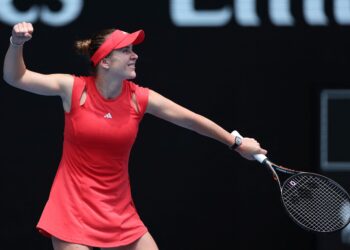 PEMAIN Ukraine, Elina Svitolina meraikan kemenangan selepas mengatasi wakil Rusia, Veronika Kudermetova pada perlawanan pusingan keempat Terbuka Australia di Melbourne, hari ini. - AFP