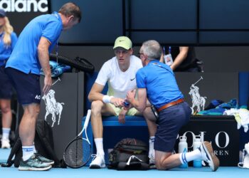 JANNIK Sinner ketika dirawat pegawai perubatan semasa menentang pemain Denmark, Holger Rune pada perlawanan perseorangan lelaki kejohanan tenis Terbuka Australia di Melbourne, hari ini. - AFP