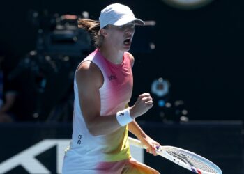 IGA Swiatek tidak mempunyai masalah untuk mengetepikan Emma Navarro 6-1, 6-2 pada aksi suku akhir Terbuka Australia di Melbourne Park, hari ini. - AFP