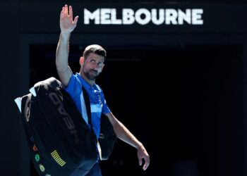 NOVAK Djokovic ketika meninggalkan gelanggang selepas mengalami kecederaan menentang Alexander Zverev pada perlawanan separuh akhir Terbuka Australia 2025 di Melbourne, hari ini. - AFP