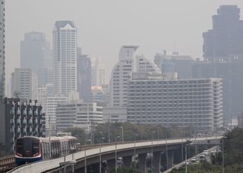 JEREBU menyelubungi pemandangan bandar di tengah tahap pencemaran udara yang tinggi di Bangkok, kelmarin.- AFP