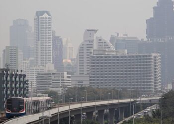 JEREBU menyelubungi pemandangan bandar di tengah tahap pencemaran udara yang tinggi di Bangkok.- AFP