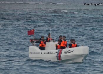 PEGAWAI Pengawal Pantai China menaiki bot RHIB, memeriksa insiden dengan Biro Perikanan dan Sumber Akuatik Filipina (BFAR) semasa tinjauan saintifik marin berhampiran Pulau Thitu, di perairan Laut China Selatan, kelmarin.- AFP