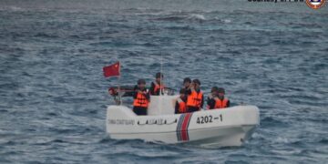 PEGAWAI Pengawal Pantai China menaiki bot RHIB, memeriksa insiden dengan Biro Perikanan dan Sumber Akuatik Filipina (BFAR) semasa tinjauan saintifik marin berhampiran Pulau Thitu, di perairan Laut China Selatan, kelmarin.- AFP