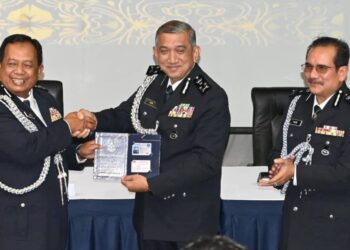 AZRI AHMAD (tengah) menyampaikan kad pesara polis kepada Zainol Samah (kiri) pada Majlis Serah Tugas Ketua Polis Melaka di IPK Melaka, Bukit Beruang, Melaka. - UTUSAN/MUHAMMAD SHAHIZAM TAZALI