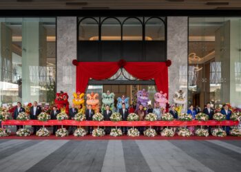 TAN Kean Tet (tujuh dari kiri), dan  George Varughese (lima dari kanan) bersama Ketua Menteri Pulau Pinang Chow Kon Yeow (enam dari kiri), semasa majlis perasmian pembukaan Iconic Marjorie Hotel, Tribute Portfolio Hotel.