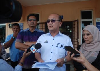 NGWE Hee Sem ditemui selepas melakukan lawatan di Klinik Desa Kuala Linggi, Masjid Tanah, Melaka. - UTUSAN/AMRAN MULUP