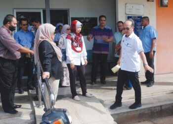 NGWE Hee Sem melawat Klinik Desa Ayer Molek, Masjid Tanah, Melaka. - UTUSAN/AMRAN MULUP