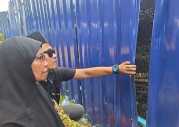 AINUN Jahari (kiri) melihat proses penggalian kubur di luar kawasan Tanah Perkuburan Islam Selat Klang, di Klang, Selangor, hari ini.- UTUSAN / ISKANDAR SHAH MOHAMED