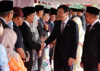 ONN HAFIZ Ghazi bersalaman dengan Lawrence Wong sambil diperhatikan oleh Anwar Ibrahim (kanan) ketika menghadiri Pemukiman Pemimpin Malaysia-Singapura Ke-11 di Kuala Lumpur.