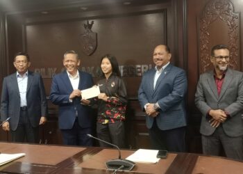 AMINUDDIN Harun menyampaikan insentif tambahan kepada atlet-atlet pemecah rekod di temasya Sukan Malaysia Sarawak 2024 lalu di Wisma Negeri, Seremban hari ini. – UTUSAN/NUR SHARIEZA ISMAIL