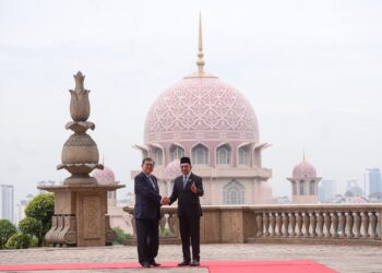 Anwar Ibrahim bersama Perdana Menteri Jepun, Shigeru Ishiba ketika sambutan rasmi Perdana Menteri Jepun itu di Kompleks Perdana Putra, Putrajaya. - UTUSAN/ FAISOL MUSTAFA