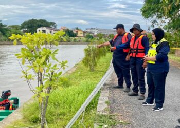 SITI Nor Salawati Saad (dua kanan) berada di lokasi mayat Firash Daniel Muhammad Hafeez Ansle ditemukan di tebing Sungai Kedah, Alor Setar.