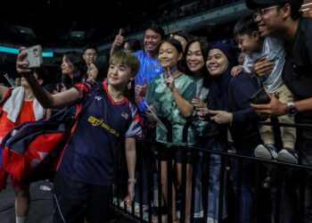 VIVIAN Hoo berswafoto dengan peminat di Axiata Arena pada Kejohanan Badminton Terbuka Malaysia 2025.