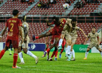 AKSI dua pemain Negeri Sembilan FC dan Sri Pahang FC cuba merebut bola dalam aksi liga di Stadium Tuanku Abdul Rahman, Paroi semalam.