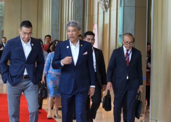 MOHAMAD Hasan bersama Maris Sangiapongsa selepas mengadakan pertemuan sempena Pemukiman Menteri Luar ASEAN di LICC, Langkawi. -UTUSAN/SHAHIR NOORDIN