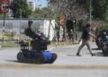 SEBUAH robot milik Unit Pemusnah Bom PDRM sedang menjalankan kerja-kerja menyahaktif objek dipercayai bahan letupan palsu di Lebuh Sungai Pinang, George Town, Pulau Pinang.