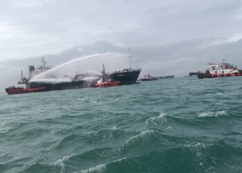 OPERASI memadamkan kebakaran melibatkan sebuah kapal tangki dalam kejadian di empat batu nautika tenggara Tanjung Piai, Johor pagi tadi.