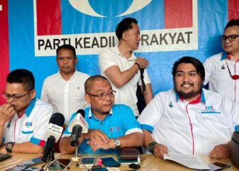 MUSTAPHA Sakmud (duduk-tengah) semasa sidang akhbar di Pejabat MPN PKR Sabah di Kota Kinabalu, Sabah hari ini.