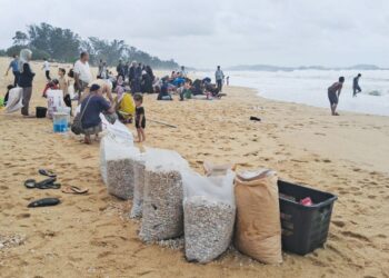 ORANG ramai mengutip kerang di Pantai Sura, Dungun, Terengganu baru-baru ini. - UTUSAN/NIK NUR IZZATUL HAZWANI NIK ADNAN