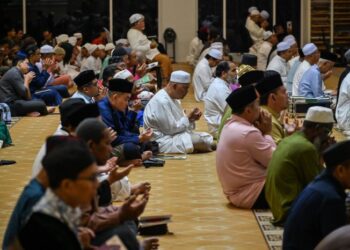 PENJAGAAN agama merangkumi dua dimensi utama iaitu melalui
pelaksanaan amalan agama dan bertujuan melindungi agama daripada ancaman.