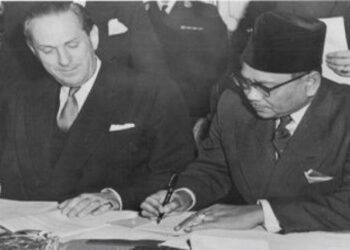 TUNKU Abdul Rahman semasa di Majlis menandatangani Perjanjian Kemerdekaan Persekutuan Tanah Melayu dengan Setiausaha Tanah Jajahan British,  Alan Lennox-Boy, di Lancaster House, London pada 8 Februari 1956.