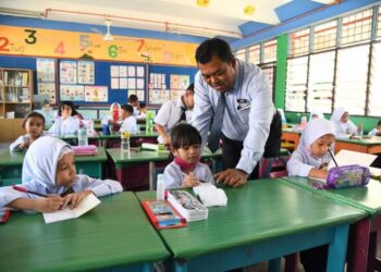 PENGHAPUSAN peperiksaan besar tanpa menggantikan dengan sistem penilaian yang jelas menyebabkan ramai pelajar tercicir dalam penguasaan Matematik. – GAMBAR HIASAN