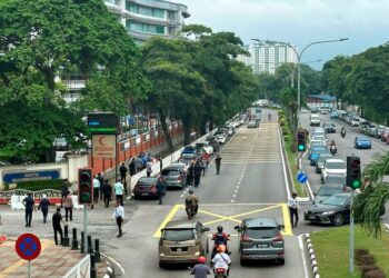 ORANG ramai perlu mematuhi peraturan parkir agar jalan raya kekal boleh diakses, selamat dan efisien.