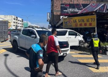 KEADAAN kemalangan yang menyebabkan dua beradik maut berhampiran persimpangan lampu isyarat Jalan Pasir Puteh di Ipoh hari ini. - UTUSAN/MEDIA SOSIAL