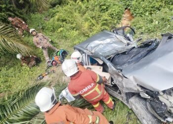 ANGGOTA bomba mengeluarkan mangsa yang tersepit dari Nissan Almera yang terbabas ke dalam gaung di Kilometer 152 Lebuh Raya Pantai Timur Satu (LPT1) berdekatan Felda Sungai Nerek, Maran, Pahang. - IHSAN JBPM PAHANG