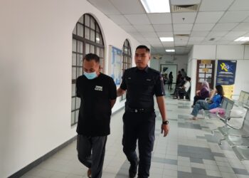 NASIR Abdul Karim dibawa ke Mahkamah Sesyen Johor Bahru hari ini atas pertuduhan melakukan amang seksual fizikal terhadap anak asuhan isterinya. - UTUSAN/BAAZLAN IBRAHIM