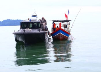 SEBUAH vesel nelayan tempatan (kanan) ditahan oleh Maritim Malaysia Pulau Pinang kerana melanggar syarat lesen berhampiran kawasan perairan Pulau Kendi di Pulau Pinang, kelmarin.