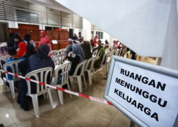 SERAMAI 26 keluarga hadir ke Mahkamah Kanak-Kanak bagi mendengar prosiding sebutan semula hak penjagaan sementara ke atas anak mereka yang sebelum ini dijaga JKM selepas premis-premis GISBH diserbu pihak berkuasa, di Shah Alam, Selangor tahun lalu. - UTUSAN / AFIQ RAZALI