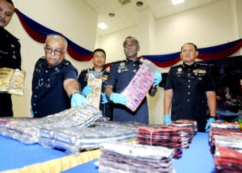 M. KUMAR menunjukkan pelbagai jenis dadah bernilai RM13.5 juta yang dirampas daripada sindiket didalangi seorang bekas banduan dalam sidang akhbar di IPK Johor, Johor Bahru, Johor semalam.