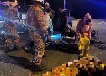 MANGSA maut dalam kemalangan di lampu isyarat Jalan Pantai, Lahad Datu hari ini. - IHSAN BOMBA