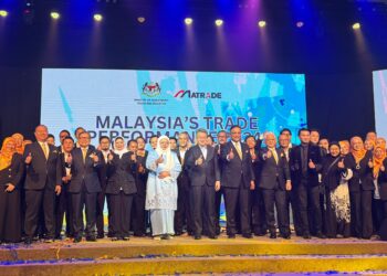 Timbalan Menteri Pelaburan, Perdagangan dan Industri Malaysia (MITI), Liew Chin Tong (enam dari kanan),Reezal Merican Naina Merican (lima dari kanan) dan Ketua Pegawai Eksekutif Matrade, Datuk Mohd. Mustafa Abdul Aziz (empat dari kanan) bersama barisan warga kerja Matrade di sini, semalam.