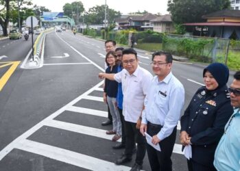 JOSEPH Ng Soon Siang (tengah) menunjukkan jalan di persimpangan Jalan Air Itam dan Persiaran Abdullah Ariff dari pusat bandar menuju ke kawasan Air Itam di George Town, Pulau Pinang telah siap sejak hujung tahun lepas.