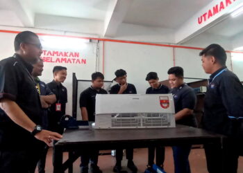 PELAJAR yang mengikuti kursus kemahiran TVET dalam bidang pendinginan hawa di Kolej Teknikal Sri Ayu  di Kampar, Perak. – UTUSAN/MEGAT LUTFI MEGAT RAHIM