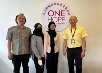 ANIS Humairah (dua dari kanan) bersama Chua Sui Hau (kanan) ketika datang ke pejabat One Hope Charity and Welfare di Bukit Mertajam, Pulau Pinang baru-baru ini.