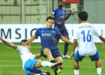 PEMAIN KL City FC (jersi biru) kelihatan bergelut untuk beraksi di atas padang tiruan padang di Stadium Jalan Besar, kelmarin.- IHSAN KL CITY FC