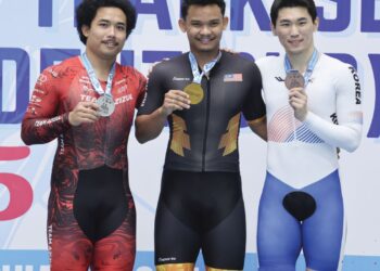 MUHAMMAD Ridwan Sahrom (tengah) meraih pingat emas dalam acara Keirin lelaki elite pada perlumbaan Siri Tiga Piala Presiden, kelmarin.