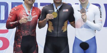 MUHAMMAD Ridwan Sahrom (tengah) meraih pingat emas dalam acara Keirin lelaki elite pada perlumbaan Siri Tiga Piala Presiden, kelmarin.